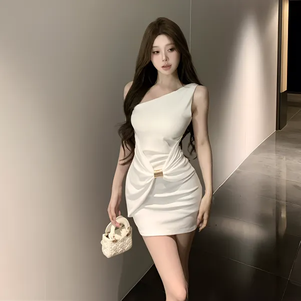 白色斜肩无袖连衣裙女夏季设计感裙子性感纯欲短裙褶皱收腰包臀裙