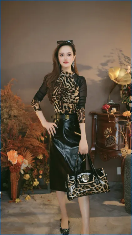 张红25077拼接网纱修身长袖T恤女秋季新款设计感气质打底上衣