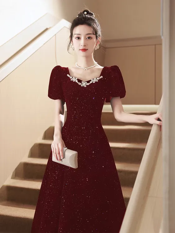 新娘酒红色敬酒服2025新款高级感冬季结婚赫本风法式订婚礼服裙女