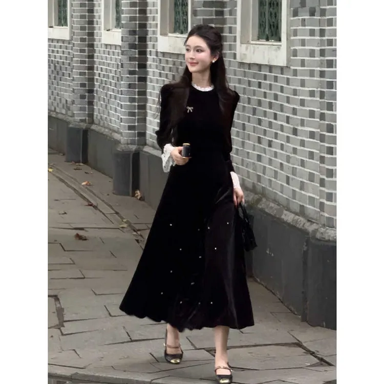 法式设计感拼接蕾丝长袖丝绒连衣裙女早春气质百搭减龄显瘦A字裙