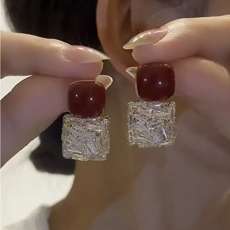 铜合金仿珍珠耳饰 气质闪锆耳钉女精致时尚方形简约小众设计耳环