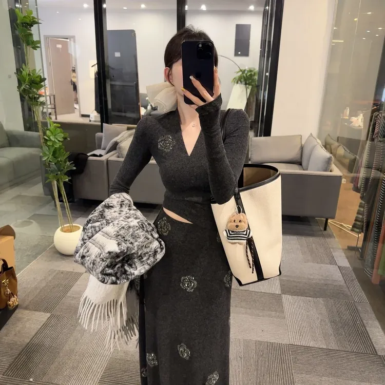 【现货】2025冬款百搭时尚法式烫钻套装显瘦上衣轻熟风长裙套装