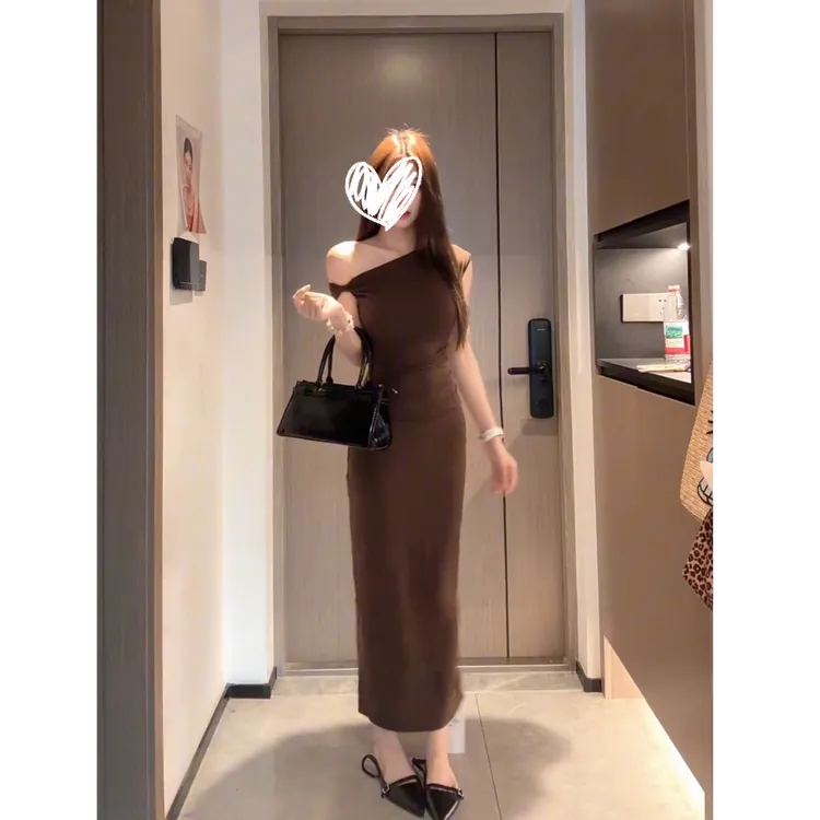 优秀的金蘑菇 咖色斜肩连衣裙女夏季新款气质收腰露锁骨长裙子