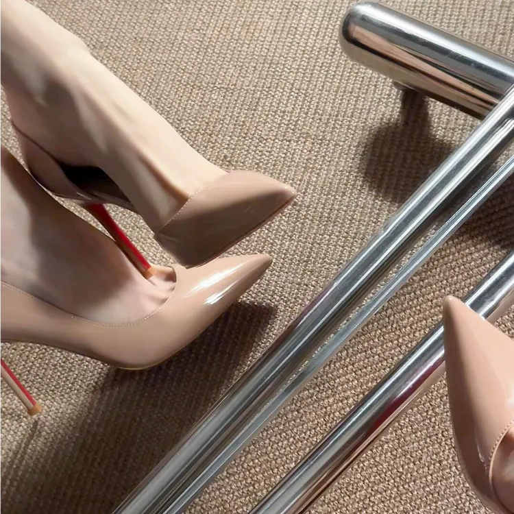 法式高跟鞋御姐性感2025年名媛气质漆皮裸色细跟尖头红底单鞋女