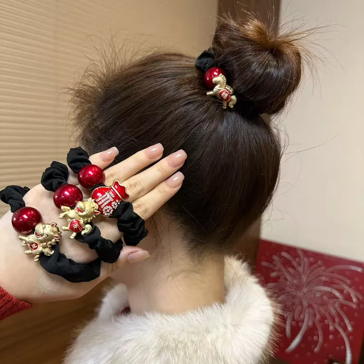 依牧卡通生肖马珠子无痕牛奶丝发圈红色本命年马年钱袋子新年头绳商品图