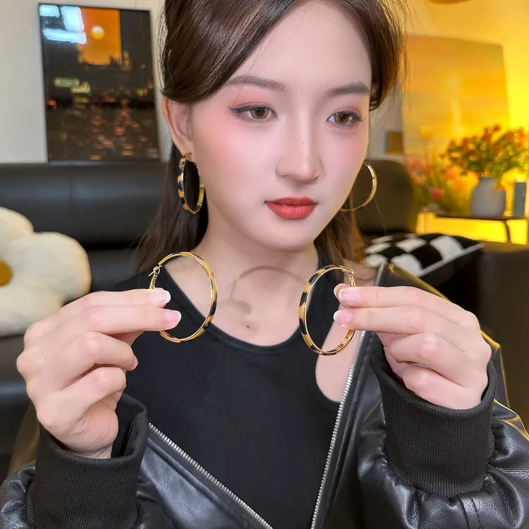 铜合金皮质耳饰 秋冬复古豹纹皮革耳圈轻奢女气质港风耳环耳饰