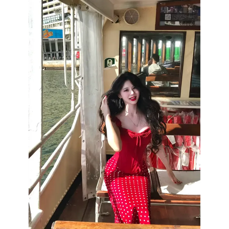 MARIE.COCO绝美港风气质一整套设计感纯欲吊带上衣波点包臀半身裙