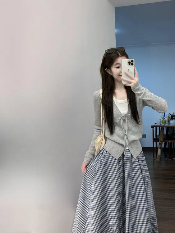 2025秋季新款韩系温柔风系带灰色针织开衫搭配格纹半身裙两件套女