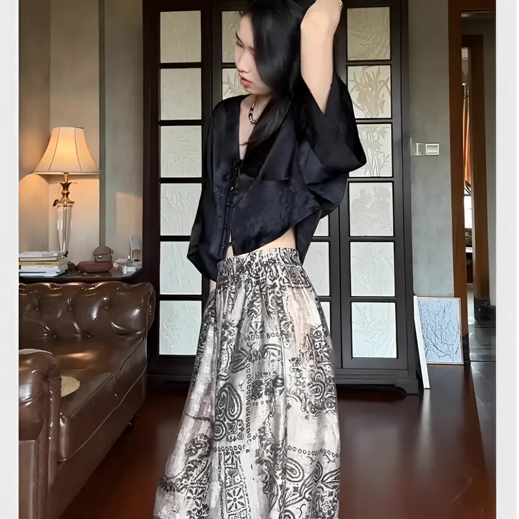  高端洋气减龄上衣夏季女装2025年新款气质高级感复古黑色V领衬衫