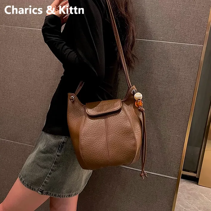 Charics&Kittn单肩包2025新款高级质感真皮水桶包女士小众斜挎包