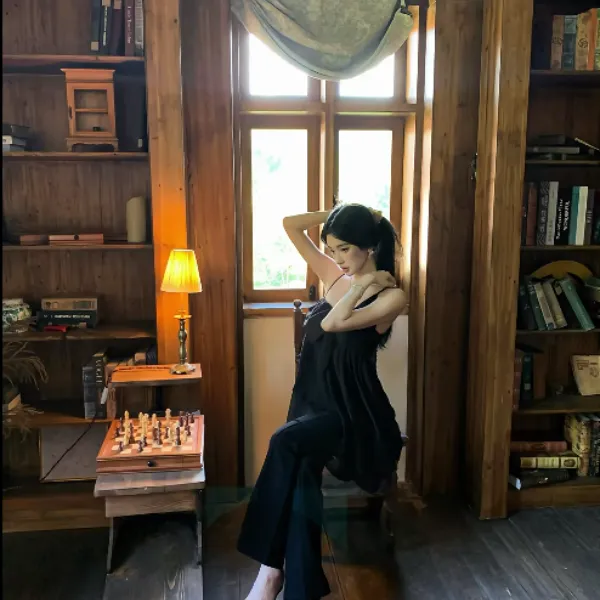 【假日花序】古早黑天鹅不规则荷叶边设计斜蝴蝶结连衣裙休闲裤套装