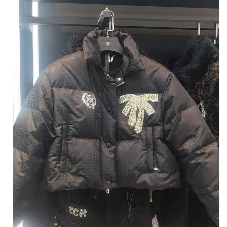 TCH服饰店播-潮牌时尚蝴蝶结烫钻短款羽绒服外套T72D198022