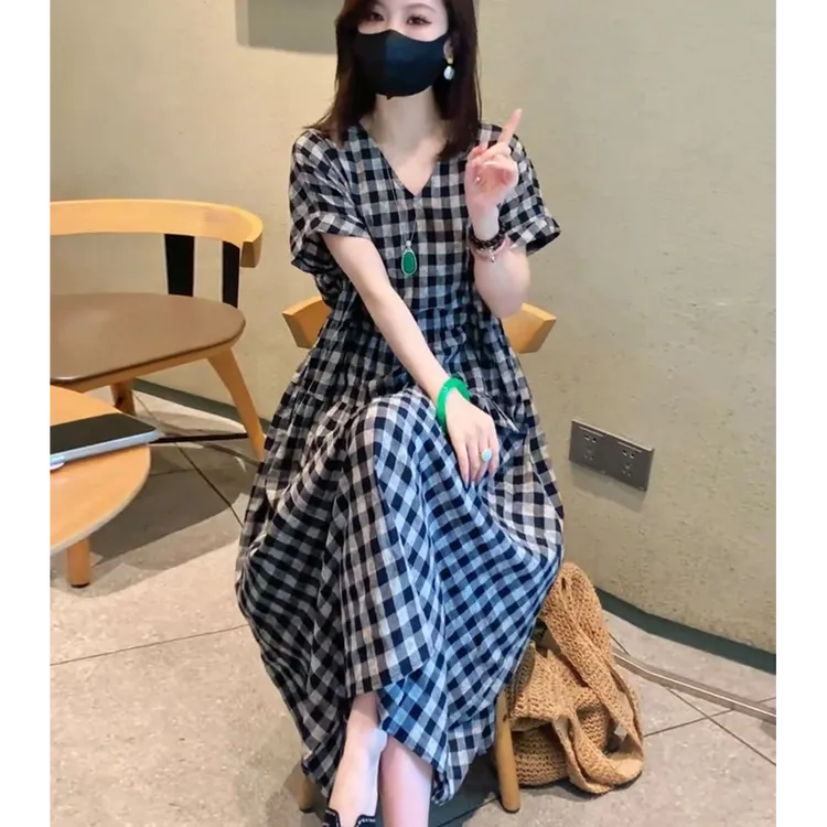 韩版气质V领格子连衣裙女2025夏季新款大码宽松遮肉显瘦时尚裙子