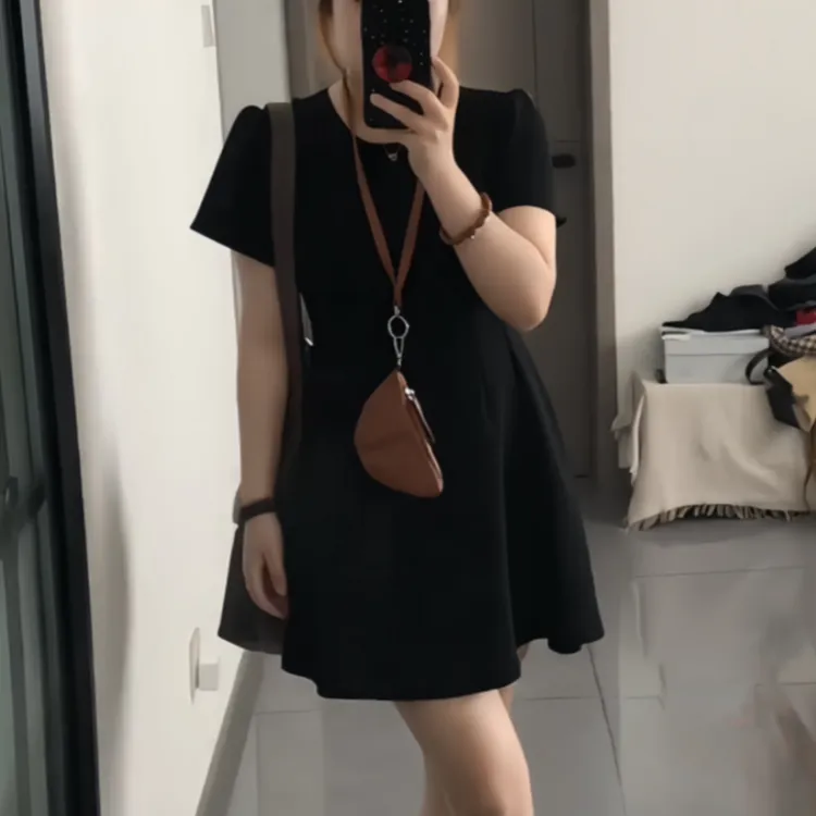 2025秋季时尚风百搭显瘦收腰常规小黑裙赫本风黑色休闲短袖连衣裙
