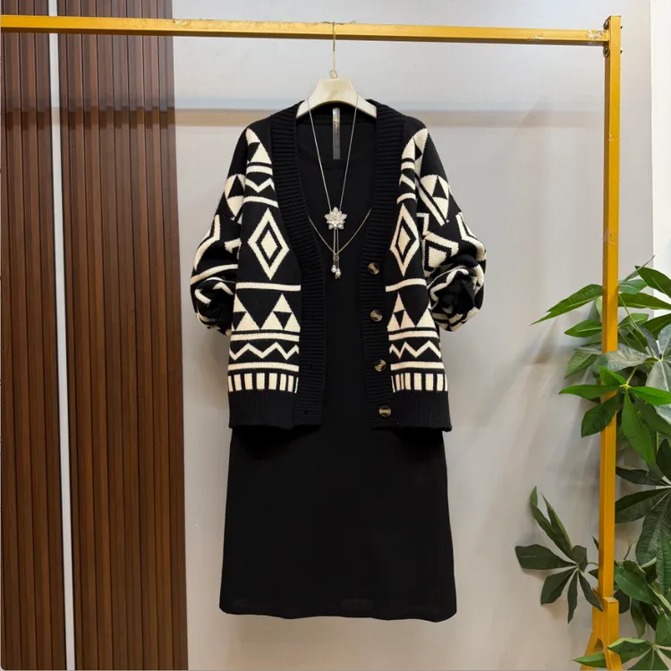 大码欧货新款时尚气质黑白撞色几何设计V领针织开衫外套十打底裙
