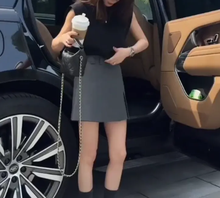 2025春季新款网红同款洋气气质韩版爆款休闲打底衫裙子女LQ