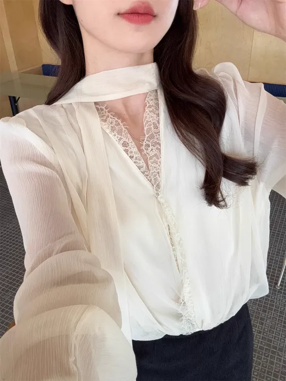 蕾丝拼接设计飘带V领上衣女秋季贵气感轻奢名媛宽松长袖衬衫00265