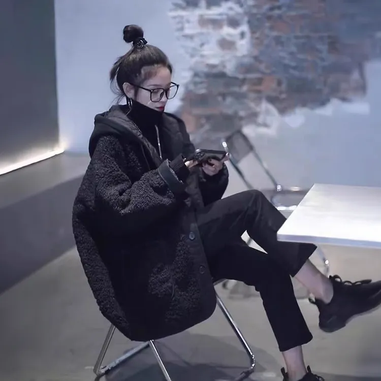 2025冬季新款黑色连帽羊羔毛外套女爆款高级感宽松夹棉加厚上衣