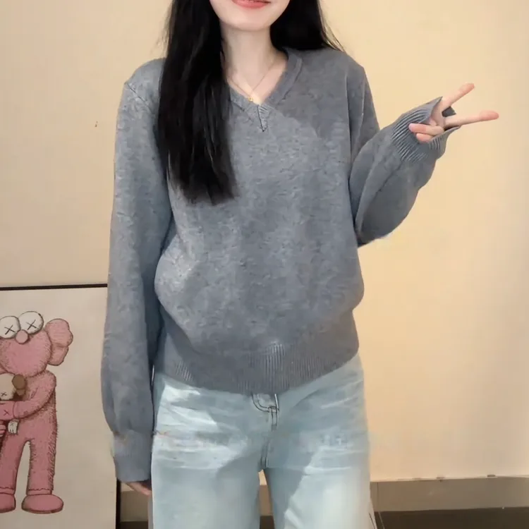 2025新款高级感灰色v领针织毛衣女秋冬季慵懒宽松内搭打底衫上衣