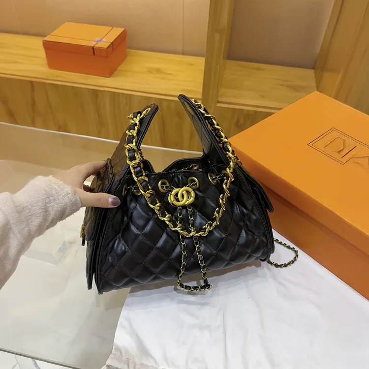 香港品牌轻奢女包包2026秋冬新款小香风菱格包提升气质随身斜挎包