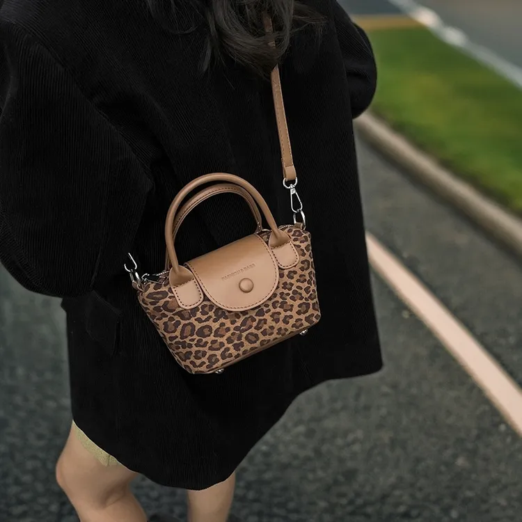 洋气小包包2025秋冬新款百搭韩版斜挎包学院水桶包单肩手拎包潮流