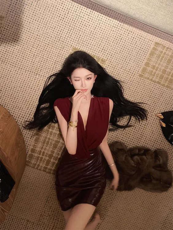 气质纯欲风V领连衣裙辣妹皮革裙收腰显瘦PU皮拼接性感包臀短裙女