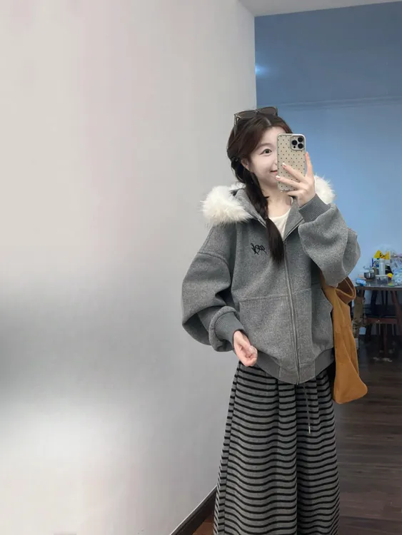 2025秋季新款韩系慵懒风毛领灰色卫衣外套女搭配条纹阔腿裤两件套