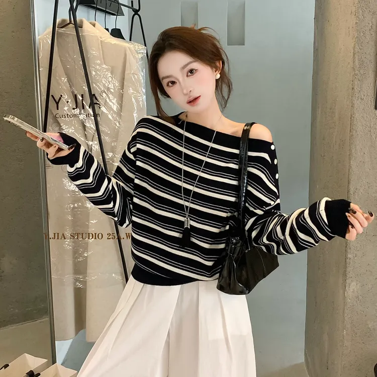 2025秋季新款慵懒风气质显瘦条纹纽扣一字肩百搭设计感针织衫女