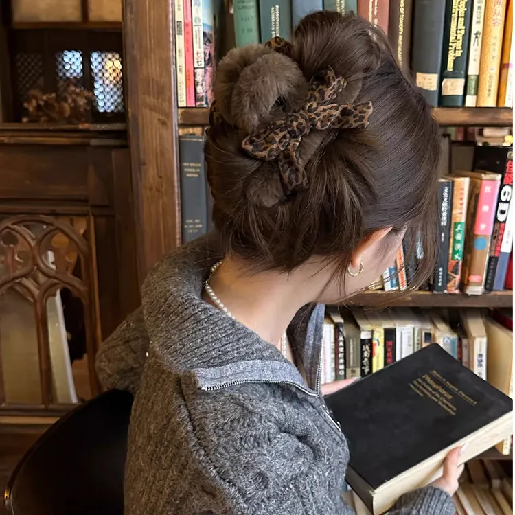 豹纹蝴蝶结毛绒抓夹女2025新款秋冬盘发夹高级感鲨鱼夹后脑勺发饰