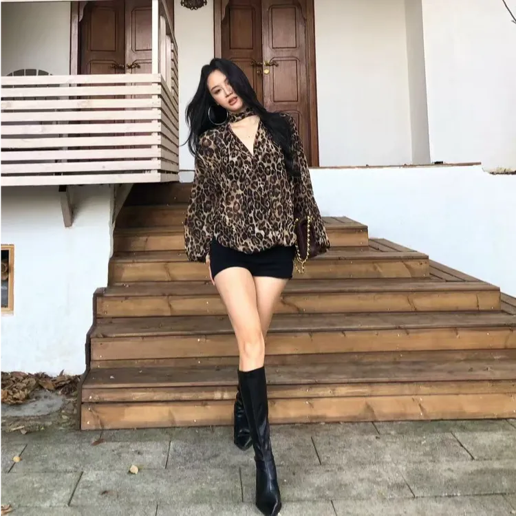 豹纹荡领雪纺衬衫女秋季新款美式复古高级感辣妹宽松上衣女配短裤