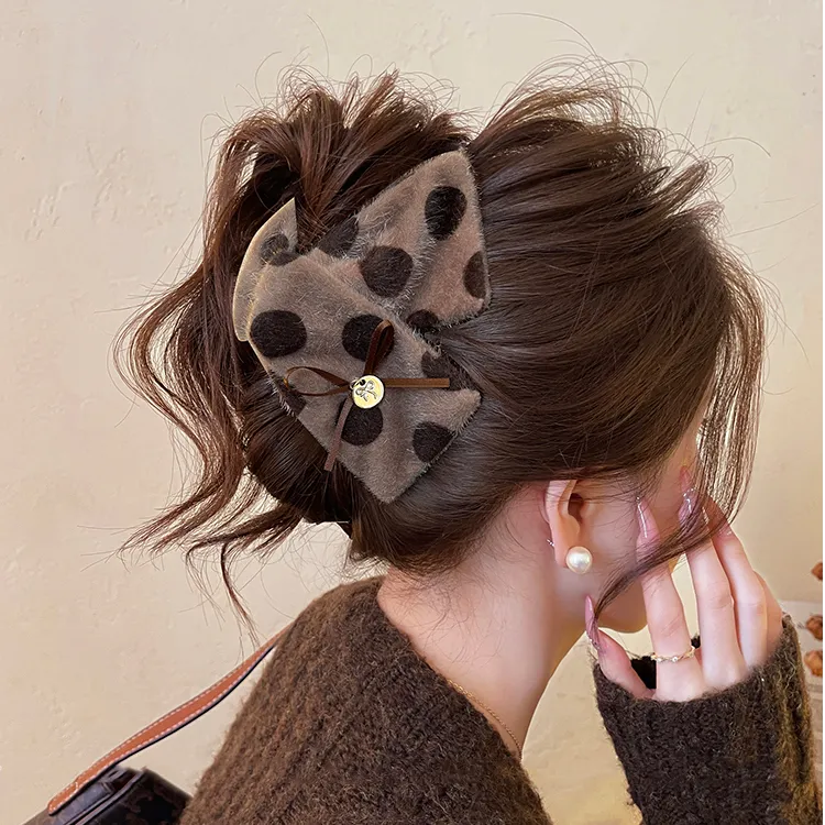奶咖慕斯~三角抓夹女波点毛绒鲨鱼夹2025新款大号盘发夹秋冬发饰