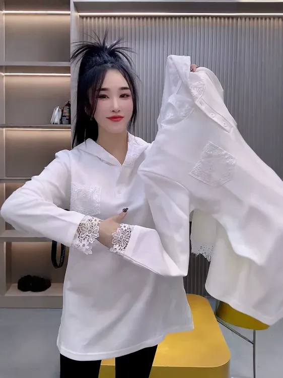 欧货钩花蕾丝拼接白色连帽长袖T恤女2025新款宽松开叉中长款上衣