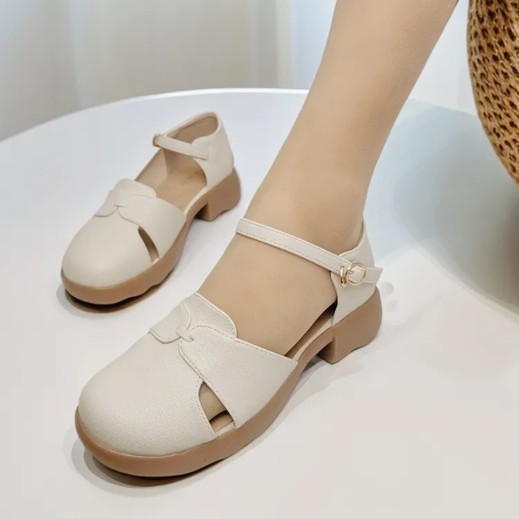 新款复古包头凉鞋白色时尚休闲百搭夏季真皮软底妈妈鞋圆头低跟