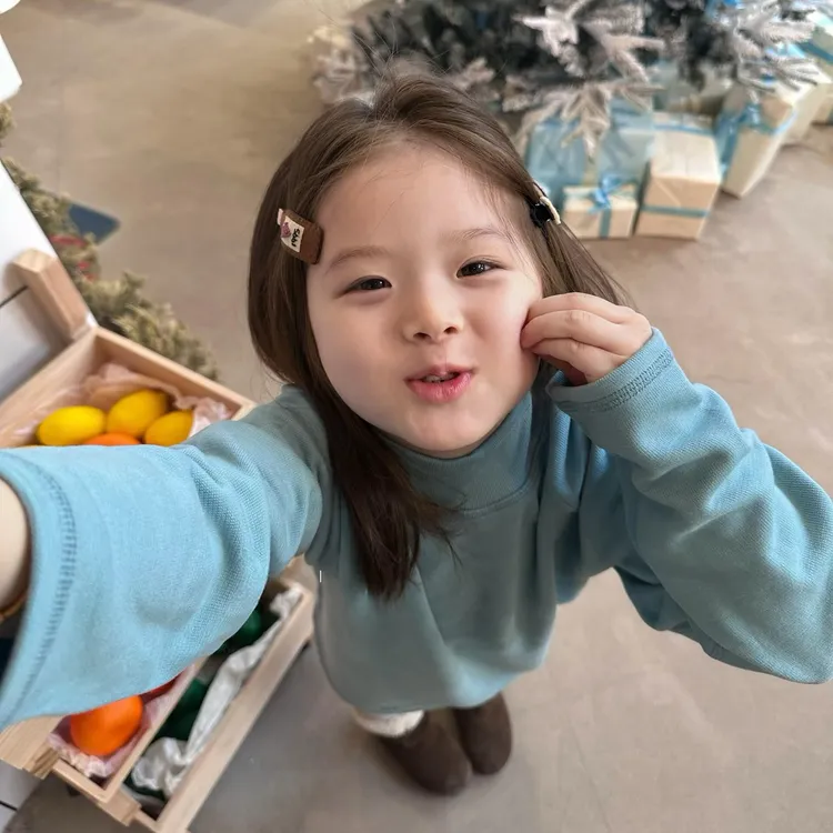 小思家2025冬季新款韩版休闲风百搭半高领T恤加绒打底裤女童套装