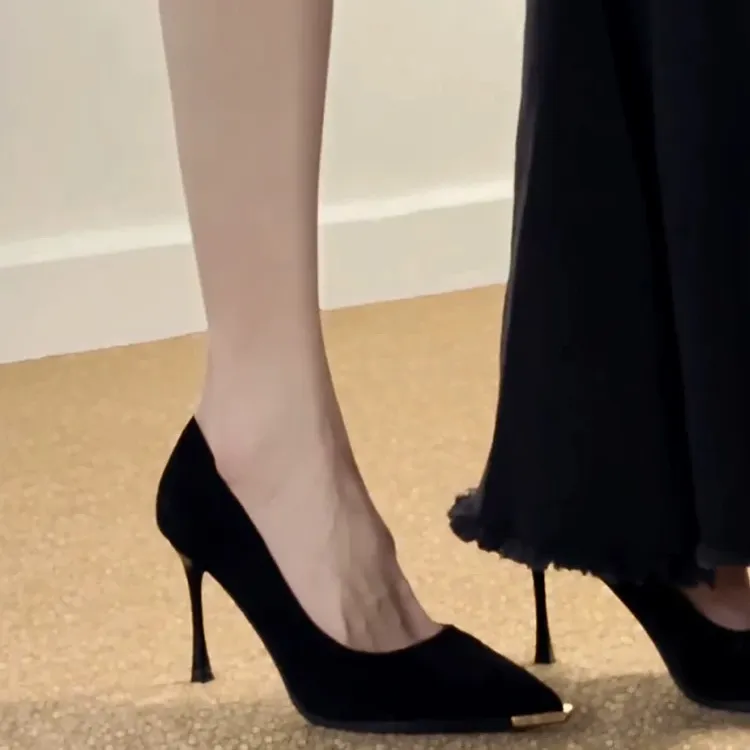 新款黑色绒面金属铁头高跟鞋女细跟尖头不累脚通勤浅口工作单鞋