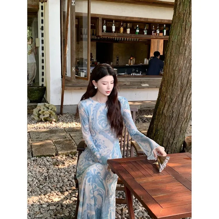 复古设计感白蓝撞色印花国风气质温柔早秋小众长袖收腰显瘦连衣裙