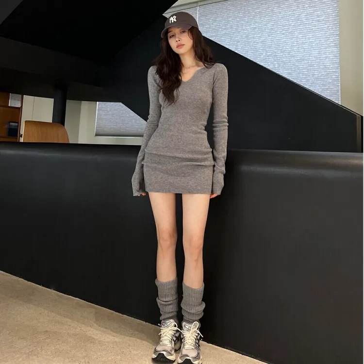 2025早秋新款简约灰色V领连衣裙女气质性感收腰显瘦打底包臀短裙
