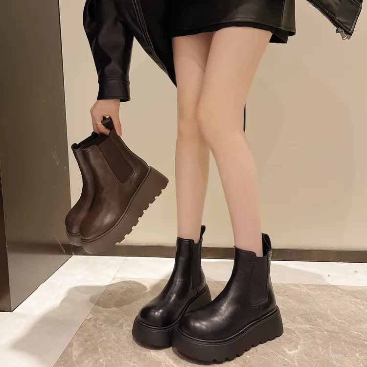 英伦风厚底马丁靴女款2025冬季新款时尚百搭增高显瘦松糕加绒短靴