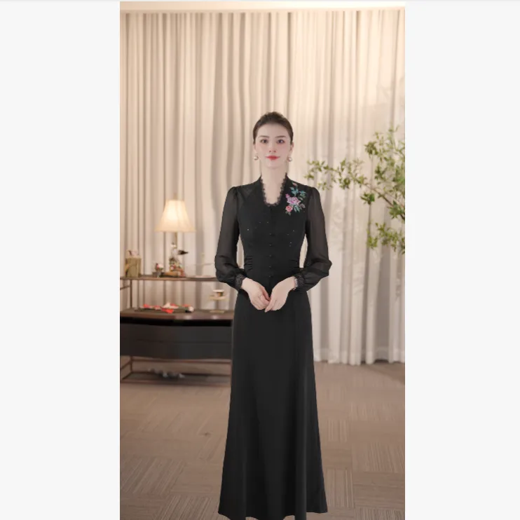 SUSSI古色丨“繁星”黑色花边V领贴花灯笼袖中长款高腰连衣裙