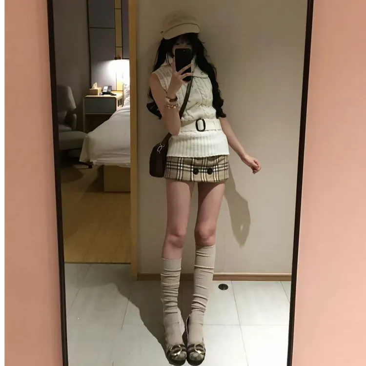 韩系小香风设计感白色高领麻花针织毛衣马甲气质格纹短裤裙套装