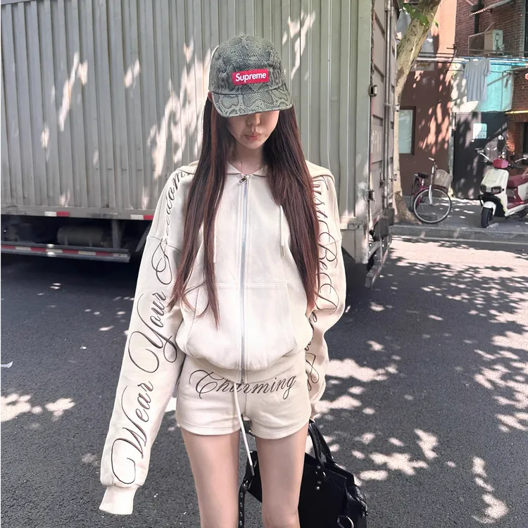 2025早春刺绣卡其色连帽卫衣外套辣妹字母时尚宽松短裤套装女装