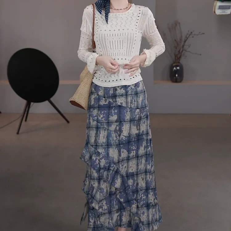 2025年早秋新款镂空长袖针织上衣+显瘦高腰半身裙LK2505603