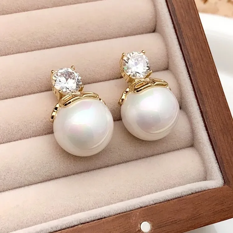 铜合金耳饰 2024新款法式气质优雅珠珠耳环轻奢高级百搭字母耳钉