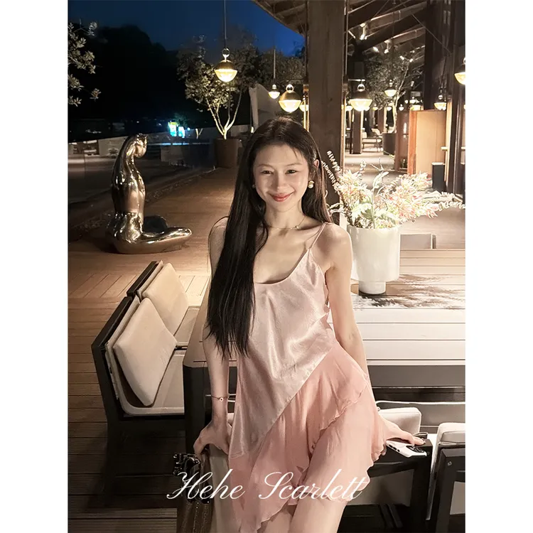 你的呵呵Scarlett丨缎面吊带不规则荷叶边垂坠感连衣裙