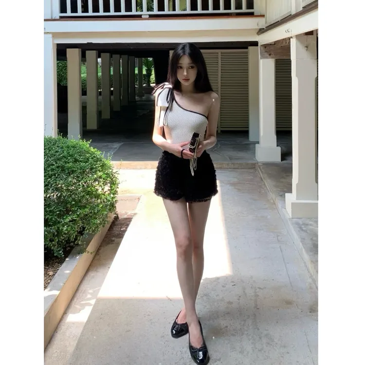 韩系气质女神2025夏季新款小众减龄性感斜肩上衣配蕾丝短裤两件套