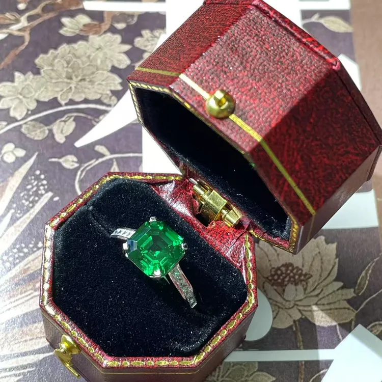 合成石榴石培育明亮莎弗莱戒指5.2CT9*9MM