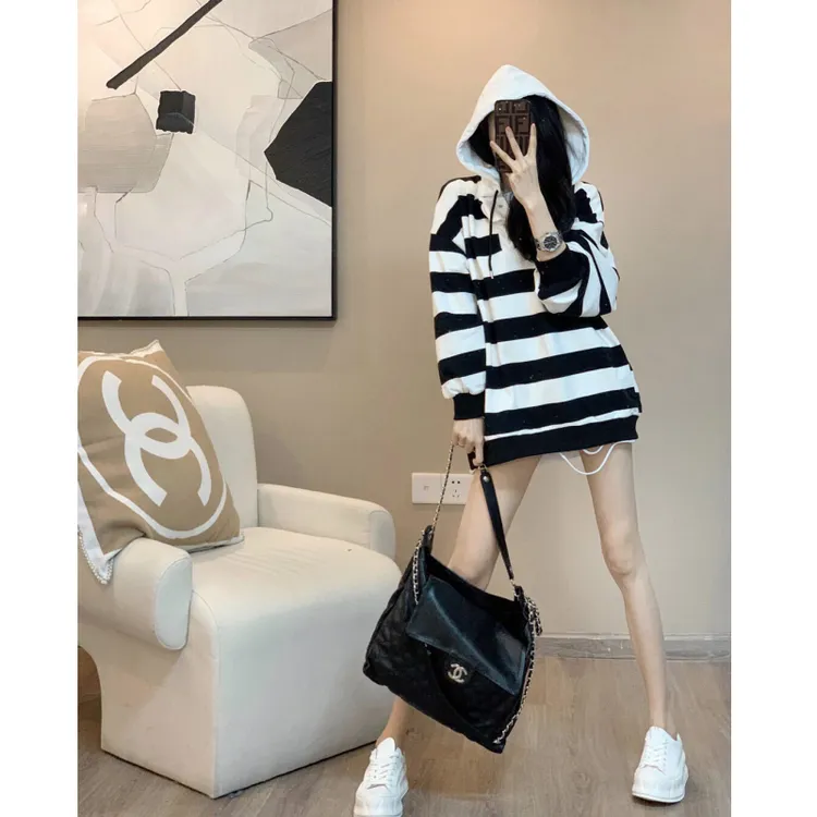 早秋黑白条纹慵懒风连帽卫衣女2025新款撞色宽松运动百搭长袖上衣