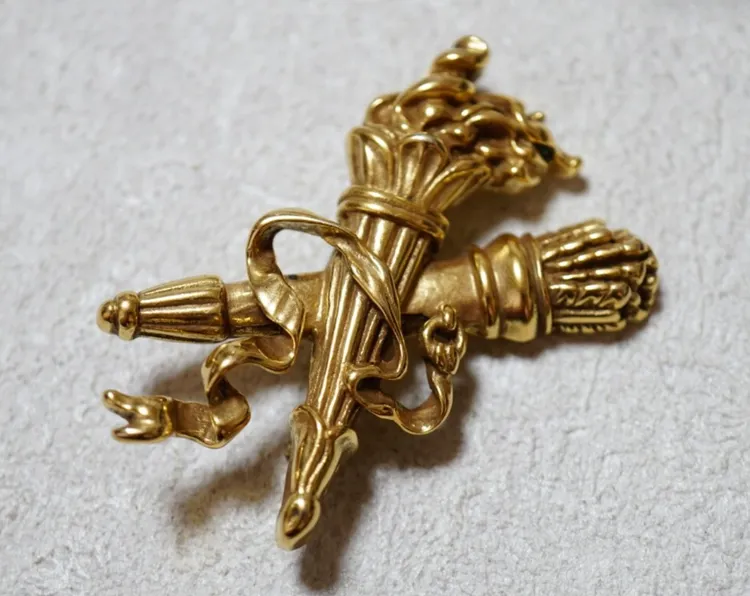 铁合金胸针 铁合金胸针朋克风黄色胸针时尚精致饰品百搭配饰正品