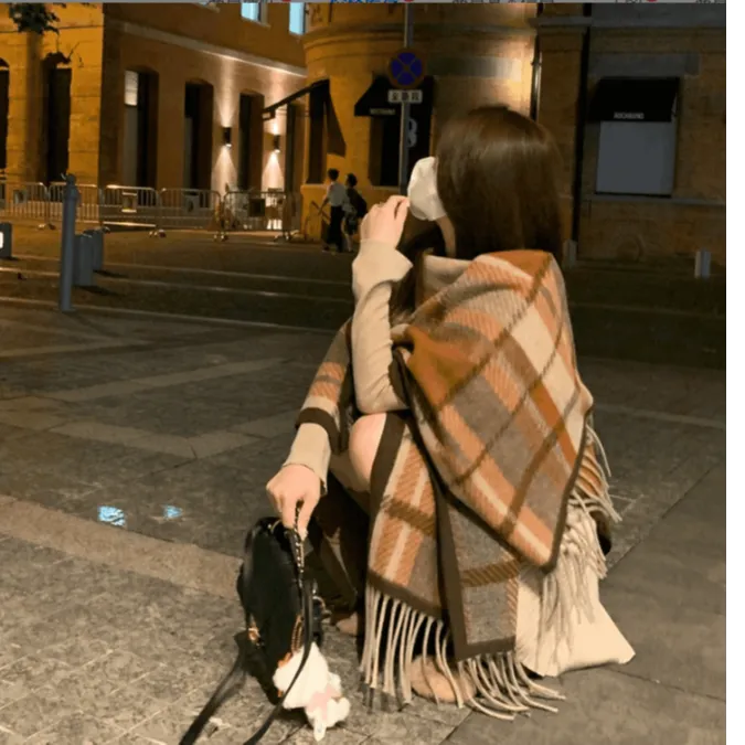 格纹撞色显瘦披肩黑白外搭时尚格子女式披肩加厚两用围巾刺绣保暖