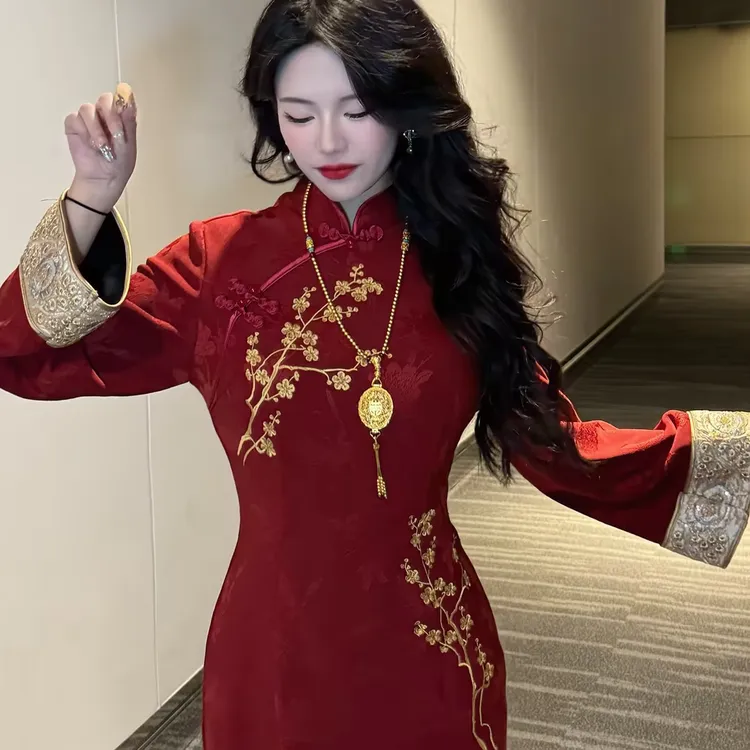 LHMknk1画报夫人原创新中式高级刺绣过年红旗袍 金梅报喜倒大袖